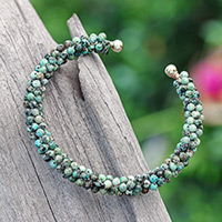 Manschettenarmband aus rekonstituierten türkisfarbenen Perlen, „Sublime Beauty“ – Manschettenarmband aus rekonstituierten türkisfarbenen Perlen aus Thailand