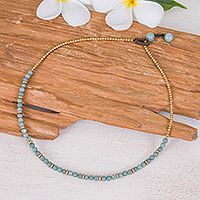 Halskette aus Quarz- und Messingperlen, „Serene Orbs“ – handgefertigte Halskette aus Quarz- und Messingperlen aus Thailand
