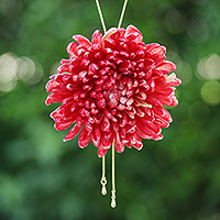 Gold-plated natural flower lariat necklace, 'Happy Red' - Chrysanthemum-Themed 22k Gold-Plated Red Lariat Necklace