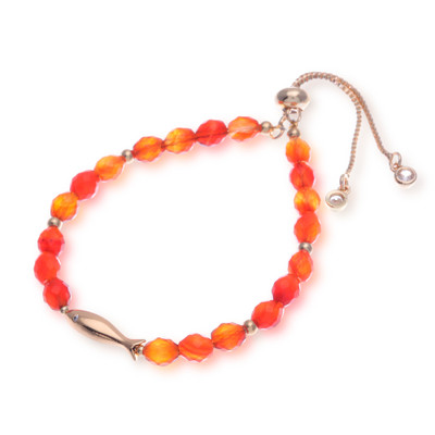 Carnelian beaded bracelet, 'Fiery Fish' - Natural Carnelian Beaded Bracelet with Brass Fish Pendant