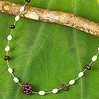 Halskette mit Perlen- und Granat-Anhänger, „Caviar“ – Halskette mit Perlen- und Granat-Anhänger