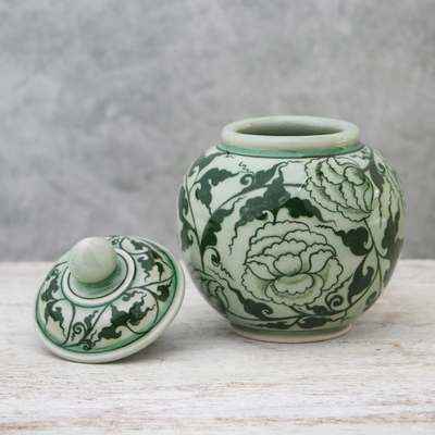 Celadon-Keramikkrug, 'blüten-kuss' - Celadon-Keramikgefäß