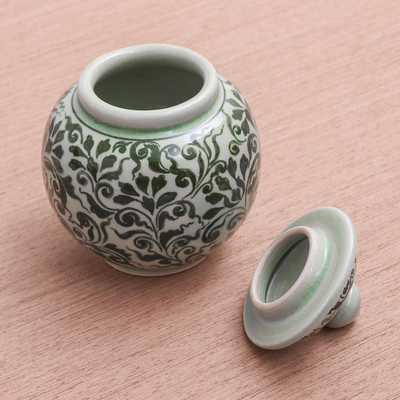 Tarro de cerámica Celadon, 'Vegetación' - Tarro de cerámica Celadon con tapa