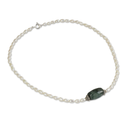 Halsband aus Perlen und Jade - Kunsthandwerklich gefertigte Halskette aus Perlen und Jade