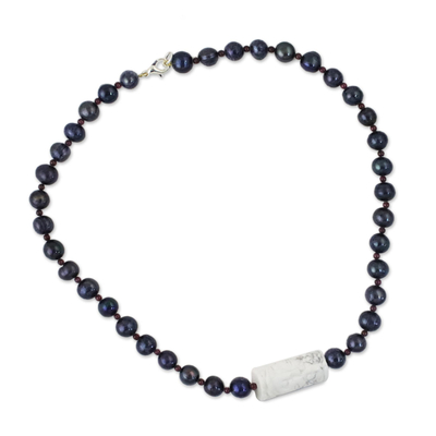 Halskette mit Perlen- und Howlith-Anhänger - Handgefertigte Perlenkette