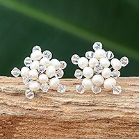 Perlenknopf-Ohrringe, „White Stars“ – handgefertigte Perlenknopf-Ohrringe aus Thailand