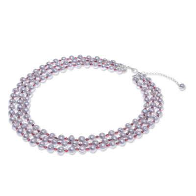 Zuchtperlen- und Granatstrangkette 'Magic' - Handgemachte Strang-Halskette mit grauen Zuchtperlen und Granat